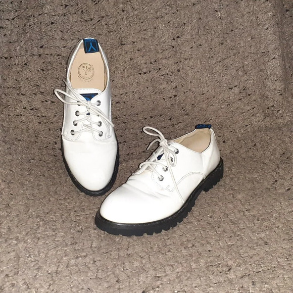 YOSUKE-White Faux Patent Lace-Up Oxfords-Sz 24.5/8-Very Good - Picture 1 of 10